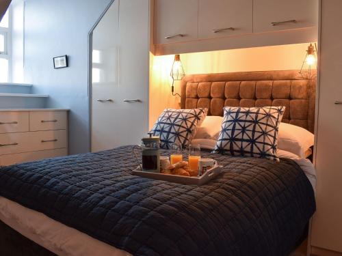 滨海索尔特本Skylight的一张床上放着食物和饮料的托盘