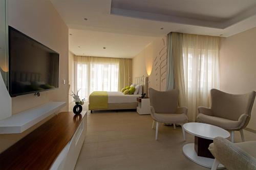 明德卢Luna Boutique Hotel的配有一张床和一台平面电视的酒店客房