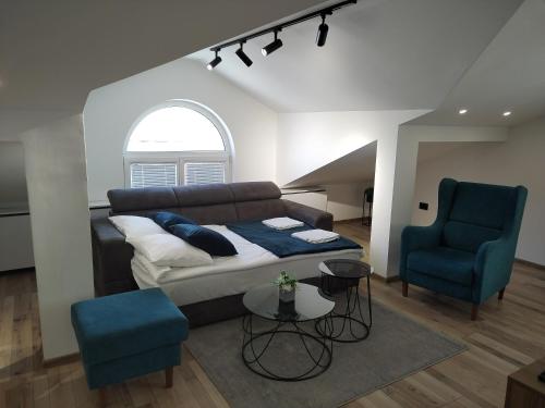 阿然德洛维克Sky Luxury的客厅配有沙发和2把蓝色椅子