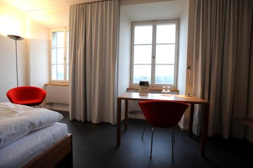 卡珀尔克洛斯特卡普尔酒店的酒店客房设有一张桌子、一张床和一个窗户。