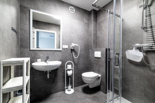 凯尔采EXPO HOSTEL的一间带水槽、卫生间和淋浴的浴室