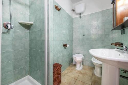 托雷德尔斯泰尔Geremeas Country Club的带淋浴、卫生间和盥洗盆的浴室