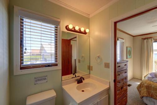 曼蒂奥Sandy Bottom的一间带水槽和镜子的浴室