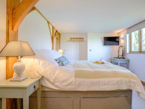 Burton OveryHares Furrow - Uk12607的一间卧室配有一张床和一张带台灯的桌子