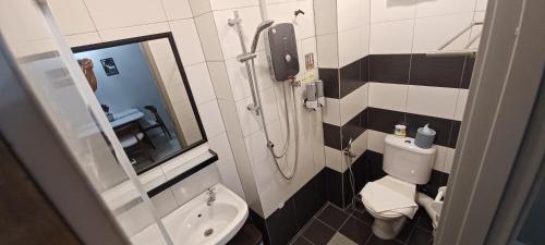 峇六拜Wifi 100Mbps+Netflix - Wau Bulan Flies @ The CEO的带淋浴、卫生间和盥洗盆的浴室