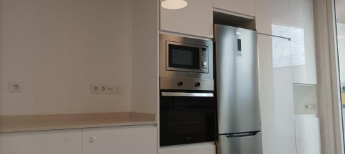 贝尼卡西姆Casa Bayer的厨房配有不锈钢冰箱和微波炉。