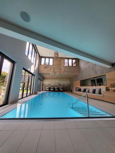 罗斯托克Landhotel Rittmeister & Kräuter-SPA Adults Only的大型建筑中的大型游泳池
