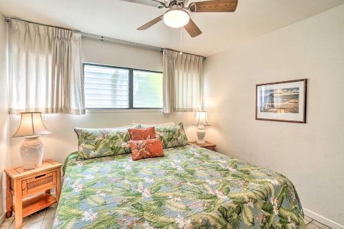 考纳卡凯Kaunakakai Escape Heated Pool and Beach Access的一间卧室设有一张床和一个窗口