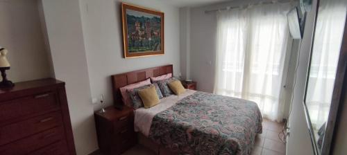 El ToyoTOYO Apartamento golf y playa的一间卧室设有一张床和一个窗口
