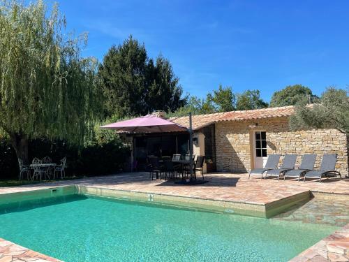 弗维沃FUVOLEA, Maison de vacances à 15 min du centre d'Aix-en-Provence, piscine chauffée en saison - jardin - parking privé gratuit的一座带游泳池和房子的别墅