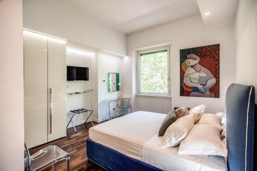 罗马Pgrhome Luxury Apartments Riverside的一间卧室设有一张床和一个窗口