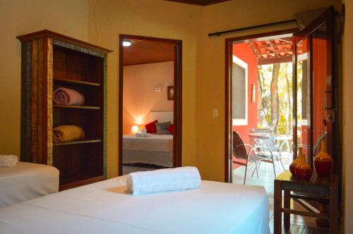 韦尔卡鲍Villaflor Pousada的一间卧室配有两张床,享有一个房间的景色