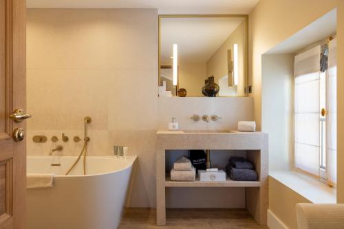 教皇新堡Hotel La Mère Germaine的带浴缸和盥洗盆的浴室