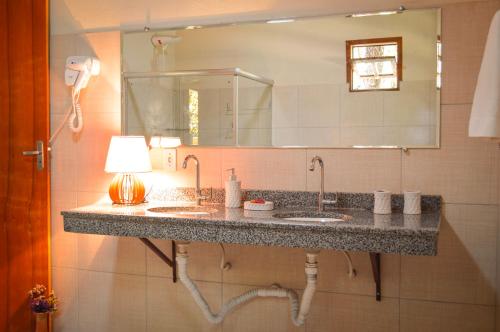 韦尔卡鲍Villaflor Pousada的一间带两个盥洗盆和大镜子的浴室
