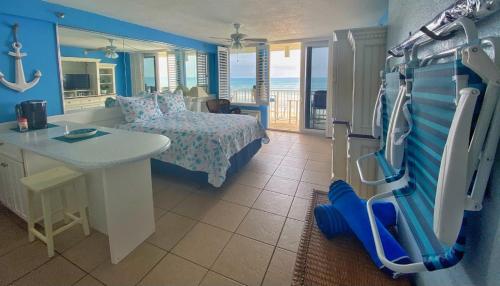 代托纳海滩Harbour Beach Resort Studios!的一间卧室配有一张床、一个水槽和一张桌子