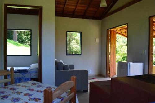 阿尤鲁奥卡查尔斯塞林纳帕帕盖奥山林小屋的客厅配有沙发和桌子