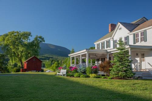 SunderlandHill Farm Inn - Manchester的白色的房子和红色谷仓,有院子