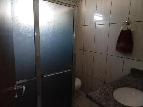 多拉杜斯RECANTO DO ALVORADA的带淋浴、卫生间和盥洗盆的浴室