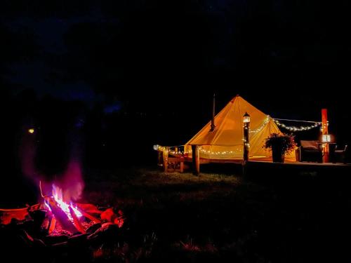 Lux Glamping, Lammas的夜晚在田野里放火的帐篷