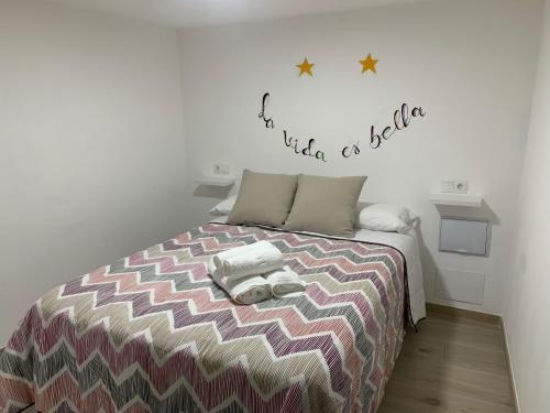 塞特尼尔La Vida es Bella的卧室配有一张墙上星星的床
