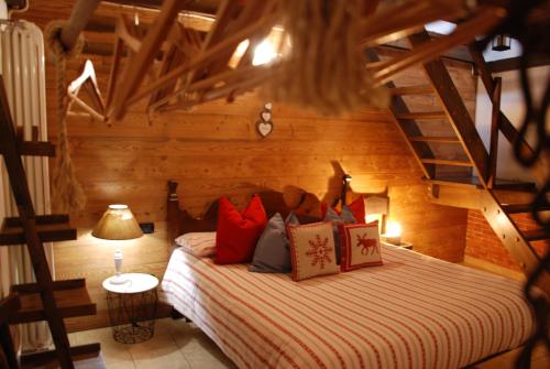 努斯Maisonette的一间卧室配有红色枕头的床