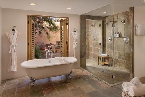 凤凰城Royal Palms Resort and Spa, part of Hyatt的带浴缸和步入式淋浴间的浴室