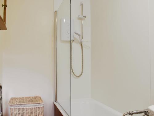 阿伯劳尔Spey Cottage的浴室里设有玻璃门淋浴