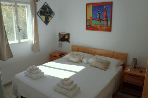 奥斯图尼Ostuni home nature的一间卧室配有两张带毛巾的床
