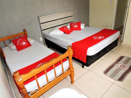 大普拉亚Pousada Costa Do Sol - By UP Hotel的两张带红色和白色枕头的床
