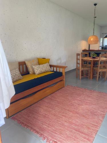 普拉杜Casa de praia Prado Ba Doces magnólias的客厅配有一张沙发,设有一张桌子