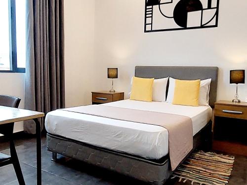 皮斯科Mandala的一间卧室配有一张带黄色枕头的大床