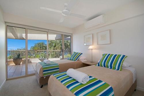 阳光海岸哥斯达新星假日公寓的酒店客房设有两张床和一个阳台。