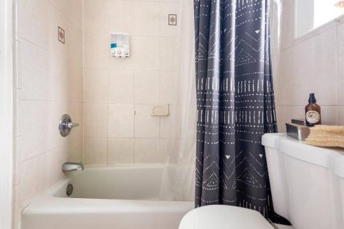 迈阿密The Cozy Villa-private parking的一间带卫生间和淋浴帘的浴室