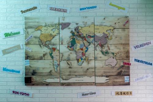 马德里OXYGEN HOSTEL Capsula的墙上的世界地图