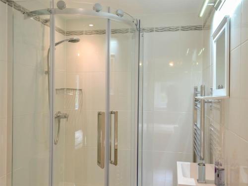 CorstonEagles Cottage的浴室里设有玻璃门淋浴