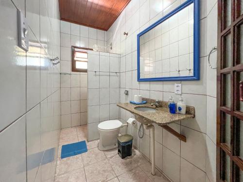 阿布拉奥Pousada Costa Verde的一间带水槽、卫生间和镜子的浴室