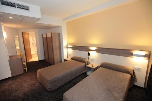 卢尔德佛罗里达酒店的一间酒店客房,房间内设有两张床