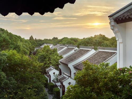 杭州杭州西溪悦榕庄的一排树木林立的房屋屋顶
