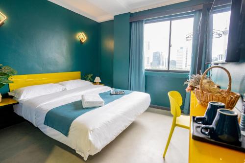 吉隆坡Hotel 28 Chow Kit Kuala Lumpur的一间卧室配有一张带黄色床头板的大床