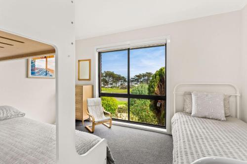圣雷莫Cape View San Remo的一间卧室设有一张床和一个窗口