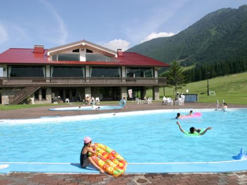 大崎市Hotel Onikoube的一群人在游泳池里