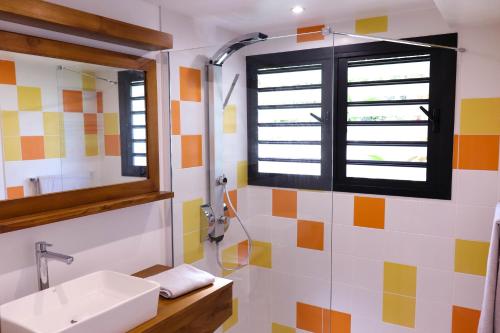 珀蒂蒂勒LE TUIT TUIT的一间带水槽和窗户的浴室