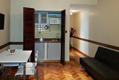 布宜诺斯艾利斯Studio Maipu的带沙发和桌子的客厅以及厨房。