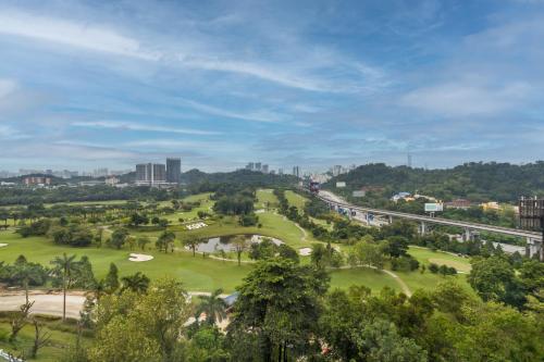 吉隆坡M 度假酒店的享有高尔夫球场的景色,设有一座桥梁和树木
