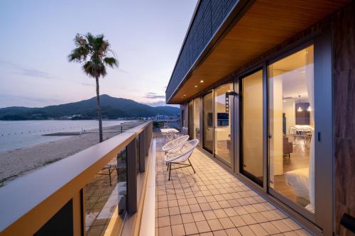 小豆岛SETOUCHI SUP RESORT - Ao -的带阳台的别墅,享有海滩美景