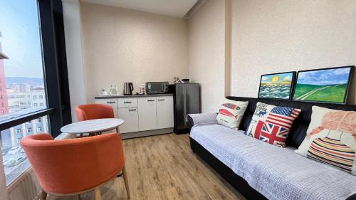 乌兰巴托HostelOne的客厅配有沙发和桌子