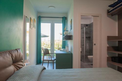 科拉迪拉齐塞B&B Lough的一间带一张床和一张书桌的卧室以及一间浴室。