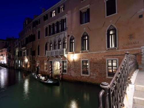 威尼斯艾瑞丽酒店 - 世界小型豪华酒店的运河上的一个缆车,在建筑前