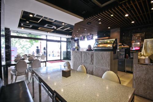 鱼池乡水沙连大饭店-休闲馆的一间带桌椅和柜台的餐厅