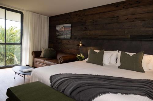 塔南达Barossa Weintal Hotel的酒店客房设有一张大床和一张沙发。